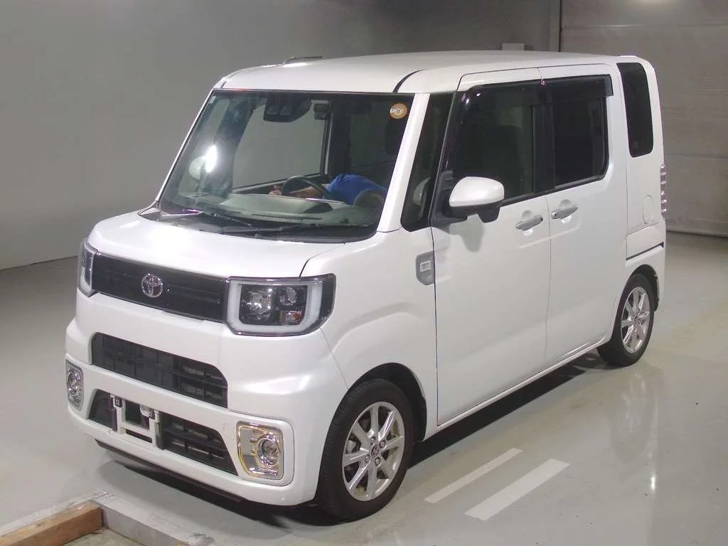 Toyota Pixis Mega LA700A 2021
